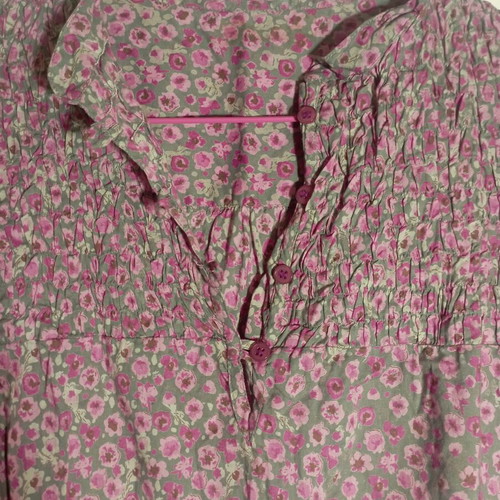 Floral blouse like new, pink with button details and smocking