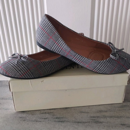 Diamantique women's flat shoes gray plaid, new, size 39