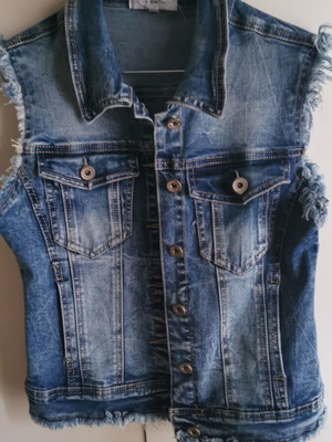 Denim sleeveless jacket small like new, blue