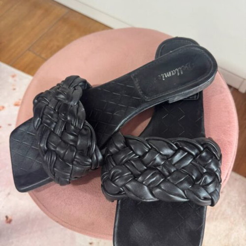 Black flat sandal like new, square front size 41