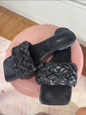 Black flat sandal like new, square front size 41