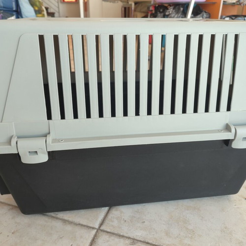 Atlas 40 Ferplast Pet Carrier new with safety lock and water bowl