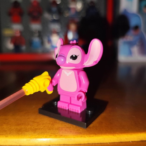 Φιγούρα Angel σαν καινούργιο με βάση και plasma blaster από Lilo & Stitch
