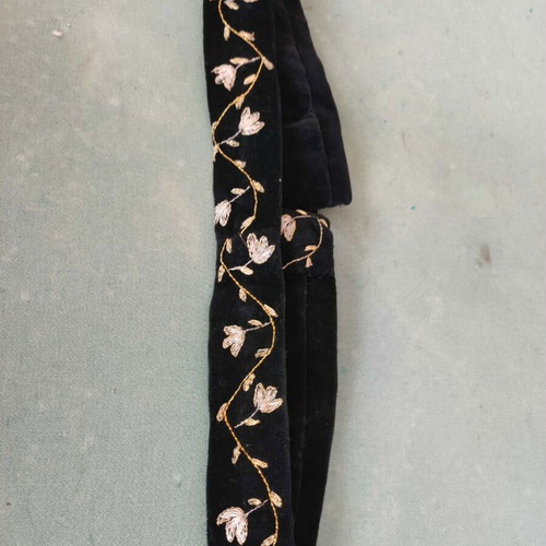 Embroidered velvet belt with silver clasp, two hands