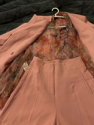 Zara pink suit with Toi&Moi shirt like new