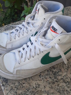 Nike athletic shoes size 38 like new, white and green