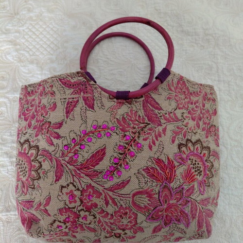 Summer handbag like new with wooden handles and embroidery