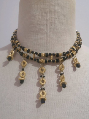 Χειροποίητο κοντό Vintage Faux bijoux κολιέ 41εκ με μαύρες πέτρες και χρυσές λεπτομέρειες σε άριστη κατάσταση