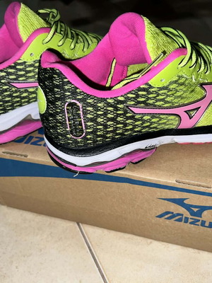 Mizuno no38 athletic shoes used, pink and green