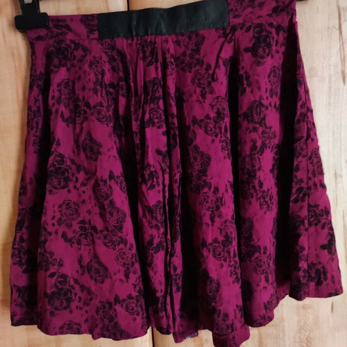 H&M Divided Skater goth mini skirt used, dark fuchsia with black roses, size 36