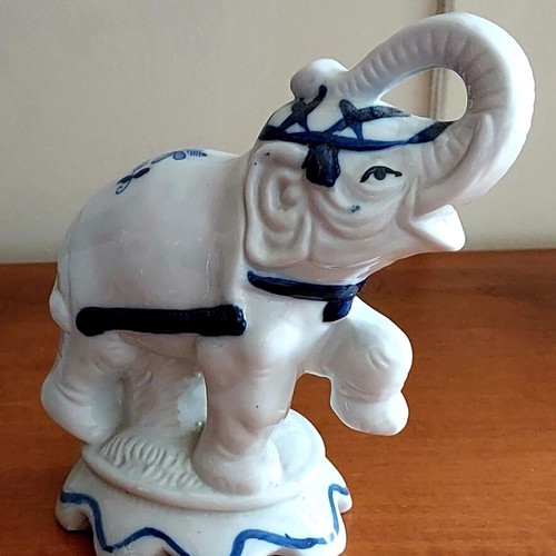 Table decor with three handmade elephants like new