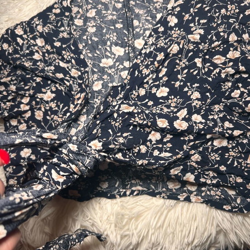 Flower top like new, short sleeve with front tie and floral print