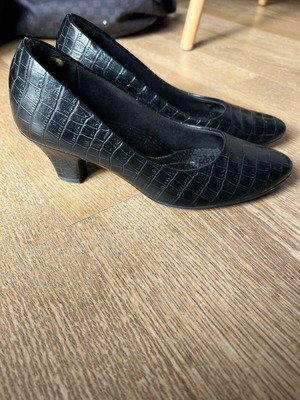 Piccadilly pumps with eyebrow leather like new, black size 37