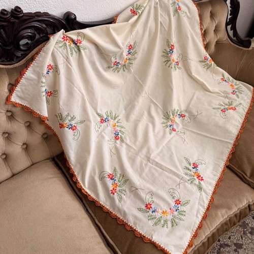 Square embroidered table linen with floral design and lace, 92cm