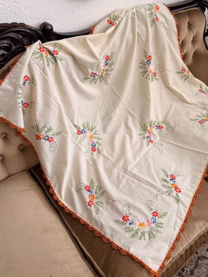 Square embroidered table linen with floral design and lace, 92cm