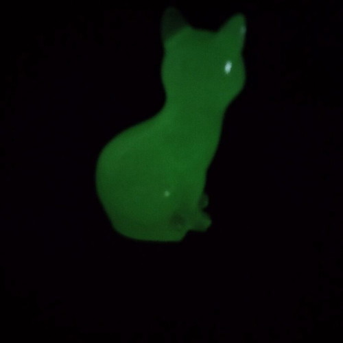 Decorative cat made of liquid glass that glows in the dark new