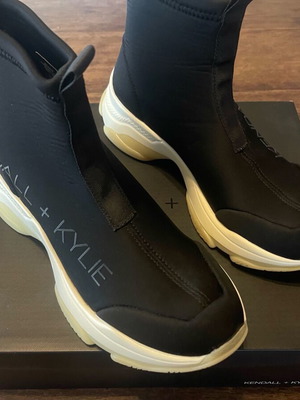 Sneakers Kendall + Kylie σαν καινούργιο, μέγεθος 38, μαύρο
