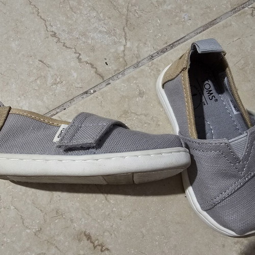 Tom's children's shoes grey size 21 like new