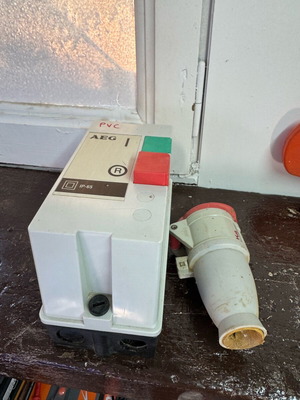 Automatic three-phase relay like new with female three-phase plug