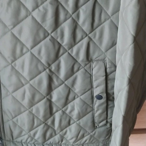 Men's jacket in olive color medium like new with diamond pattern and light lining