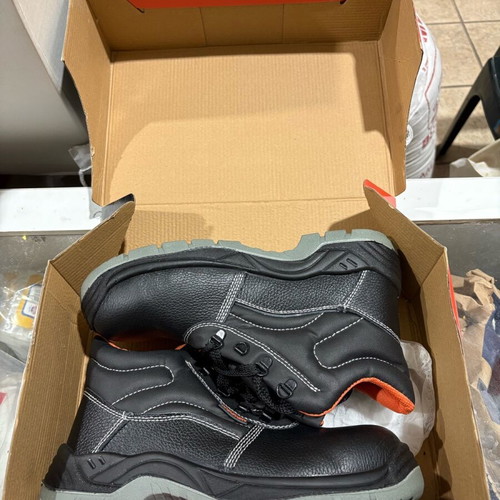 Work shoes new with and without protection sizes 40-46
