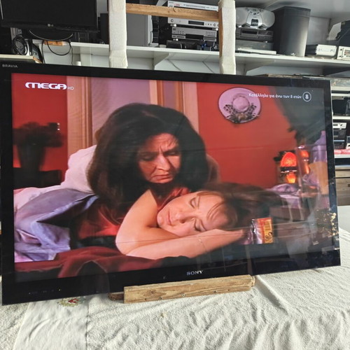 Sony Bravia KDL-46HX820 46" Full HD TV used with horizontal line