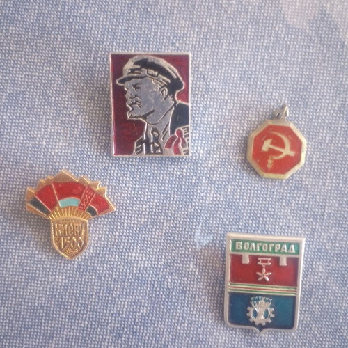 Vintage Soviet pins and small metal pendant set used