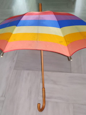 Ομπρέλα πολύχρωμη μεταχειρισμένη με κοντάρι από καλάμι