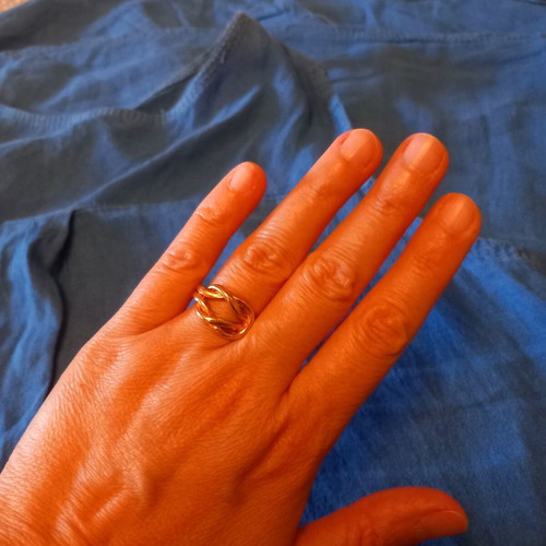 Gold ring like new, diameter 2 cm