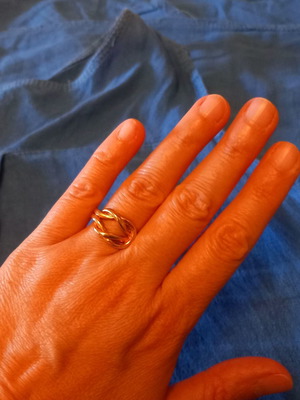 Gold ring like new, diameter 2 cm