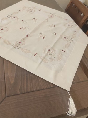 Tablecloth square like new, size 80x80 cm
