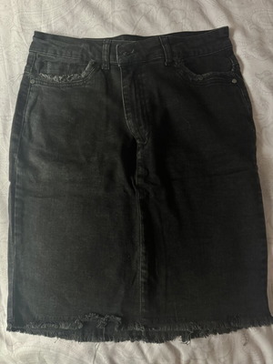Lynne black denim skirt like new, size XL 42 14