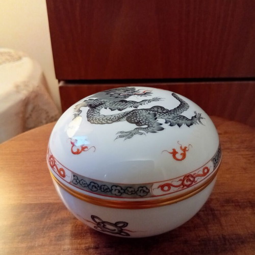 Meissen porcelain bonbonniere hand-painted like new