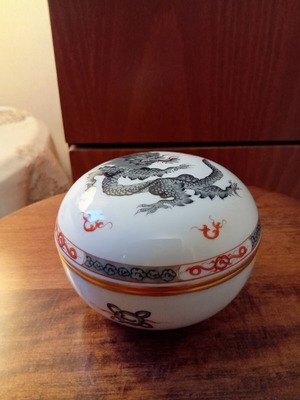 Meissen porcelain bonbonniere hand-painted like new
