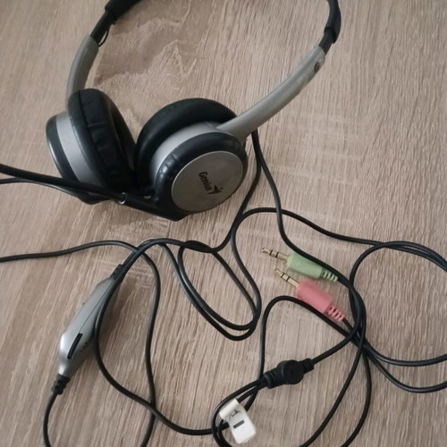 Genius wired headphones used with microphone