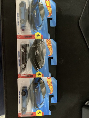 Hot Wheels Ferrari F40 και Ferrari SF90 παιχνίδια αυτοκινήτων, σετ 3
