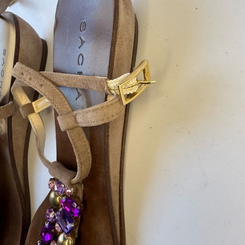 Flat sandals with purple stones and suede strap like new