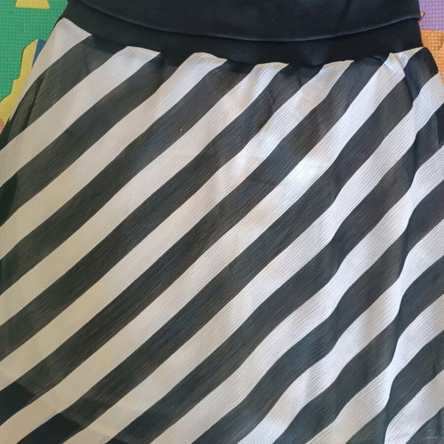 Zara medium skirt like new, elastic, black and white