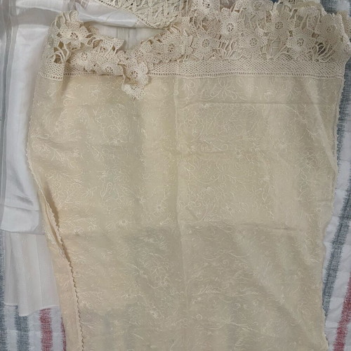Vintage set of 4 used napkins, doilies and table runner