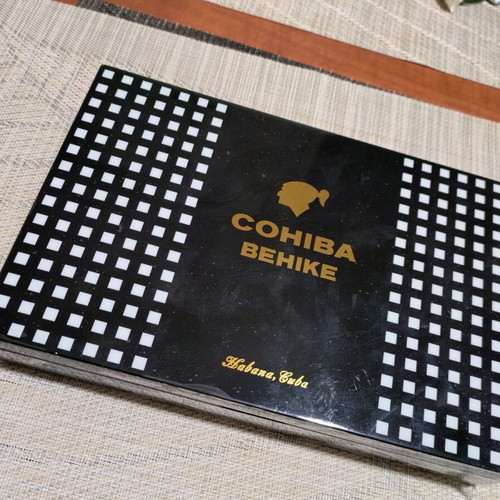 Cohiba Behike BHK52 cigar box new with velvet case