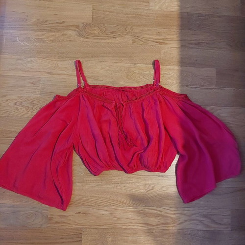 Crop top with open shoulders red, like new, size S
