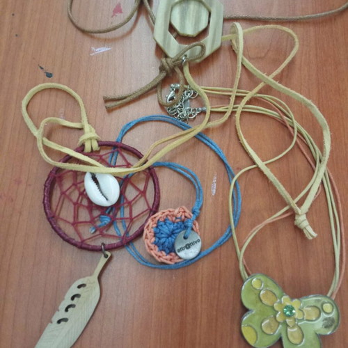 Necklaces hanging like new, pack of 4 multicolored