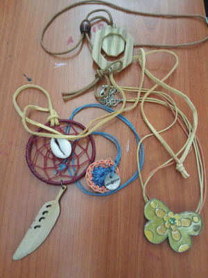 Necklaces hanging like new, pack of 4 multicolored