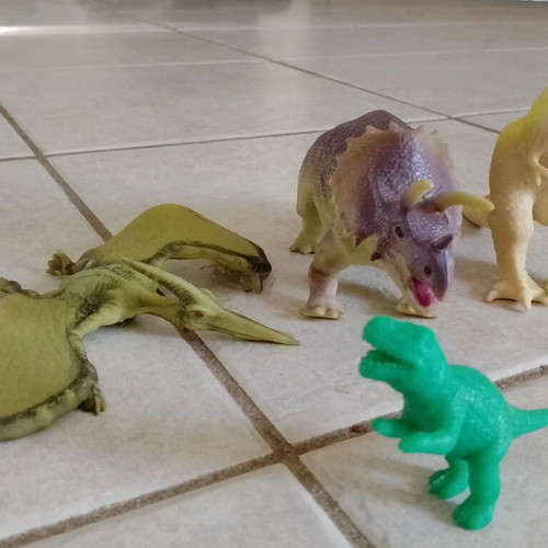 Dinosaur toy set used, 3+1 rubber figures