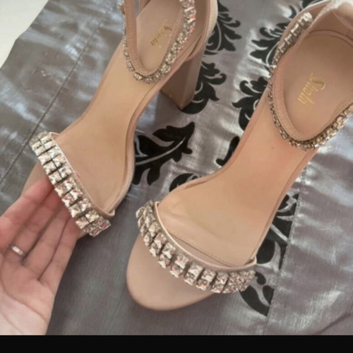 Pumps with large rhinestone like new, size 40.5