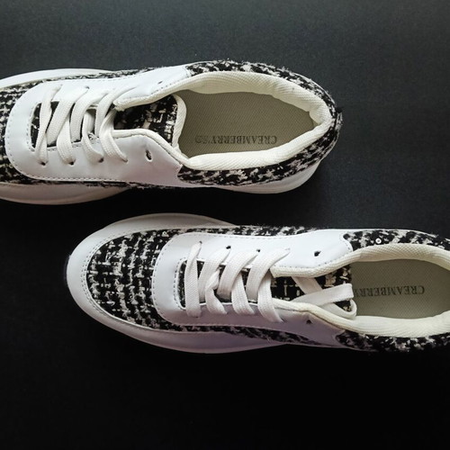 Creamberry’s women's athletic shoes new, white with black details, size 40