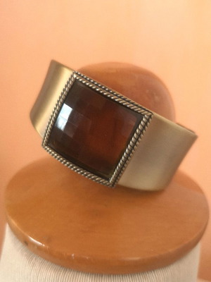 Large women's metal Faux bijoux bracelet with brown Plexiglass stone like new