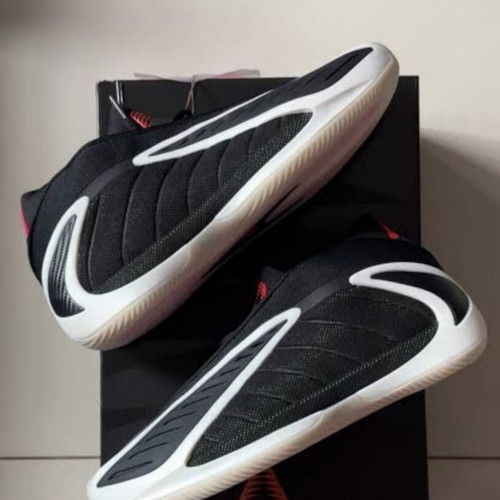 Adidas AE2 basketball shoes new, size 44.5, black