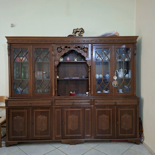 Living room cabinet used with carved decoration and glass display