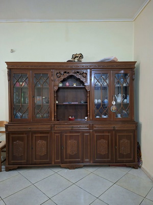 Living room cabinet used with carved decoration and glass display